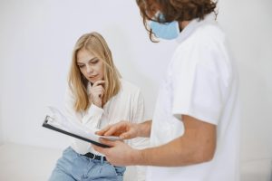 Medizinisches Gaslighting: Warum Frauen beim Arzt oft ignoriert werden & wie du das stoppst