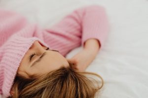 Müde, aber hellwach? Warum dein Kopf abends nicht abschaltet und was dir wirklich hilft
