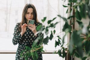 Psychologin erklärt: Warum Frauen auf TikTok Hilfe bei psychischen Problemen suchen