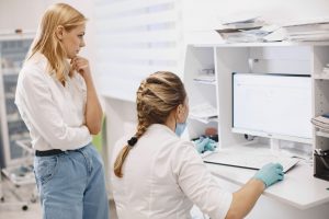 Nuklearmedizinerin erklärt: Was Frauen über die Schilddrüse, Kinderwunsch und Radioaktivität wissen sollten