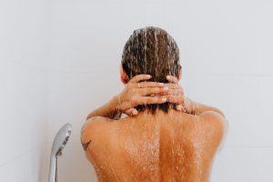 Erst Conditioner, dann Shampoo? Was Reverse Washing mit deinen Haaren macht
